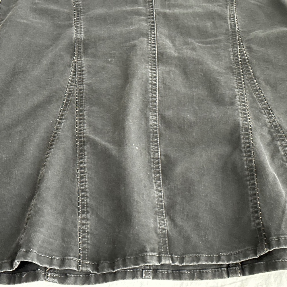 Maxi skirt with goresbwith belt loops and front Zipper with button closure.